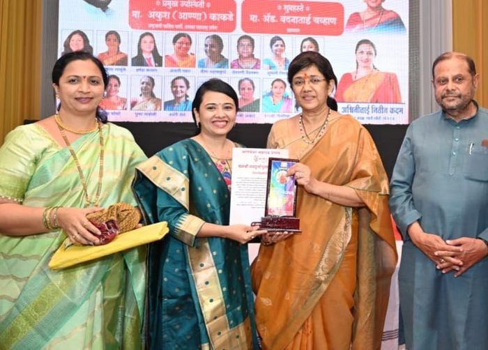 Dr. Sayali Nahar receiving the Nav Durga Award